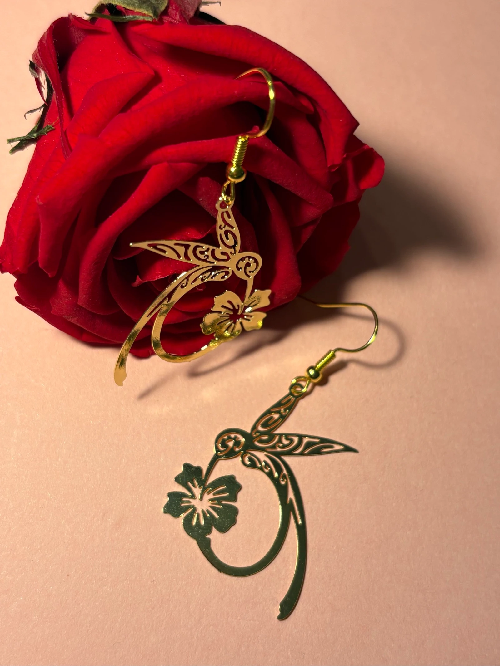 Brincos pendentes Colibri e Flor – Dourados / Estilo Boho Cravado – photo 3